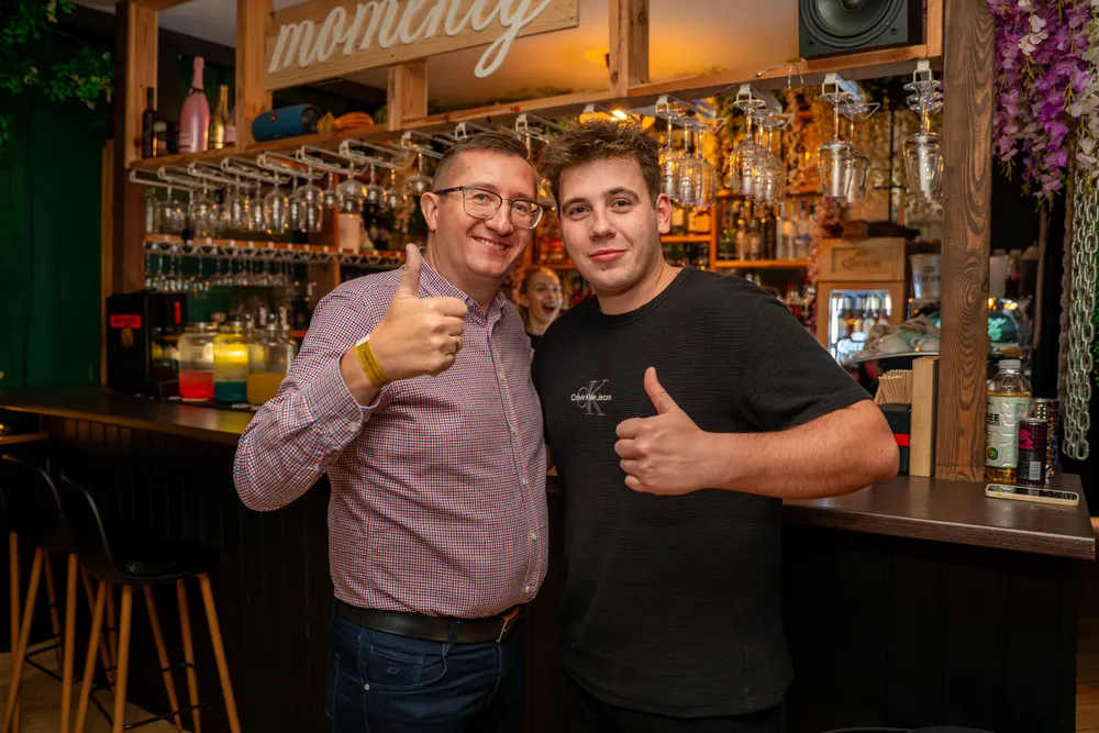 Goście w światłach klubowych podczas imprezy tematycznej